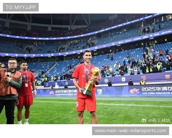 成都蓉城亚历斯祖抢断后横传，节奏立刻提速